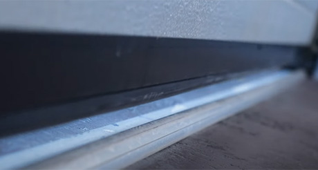 Les avantages de la barre de seuil pour votre porte de garage